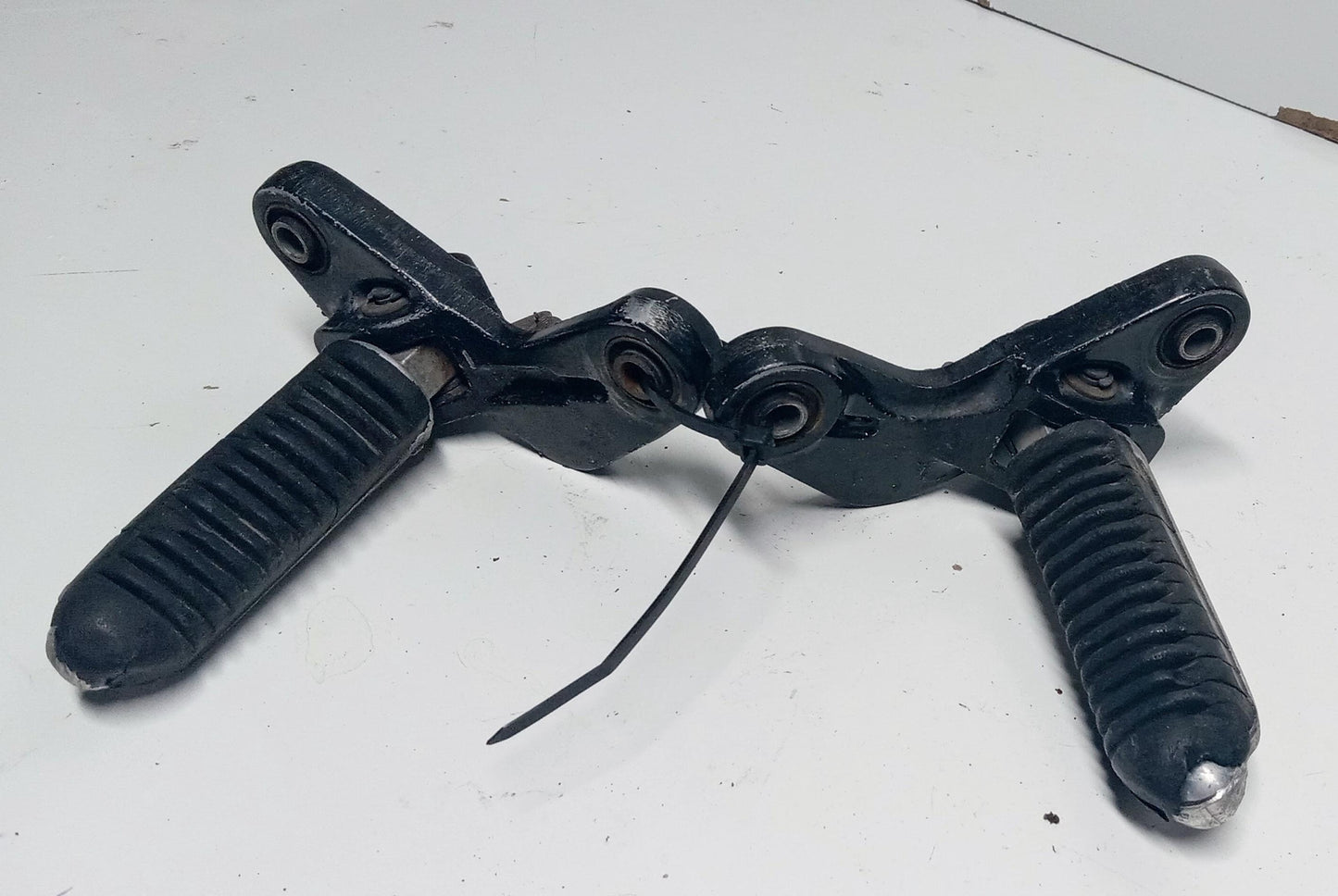 1993 SUZUKI GSXR600W OEM FRONT FOOT RESTS PEGS STEPS SET PAIR