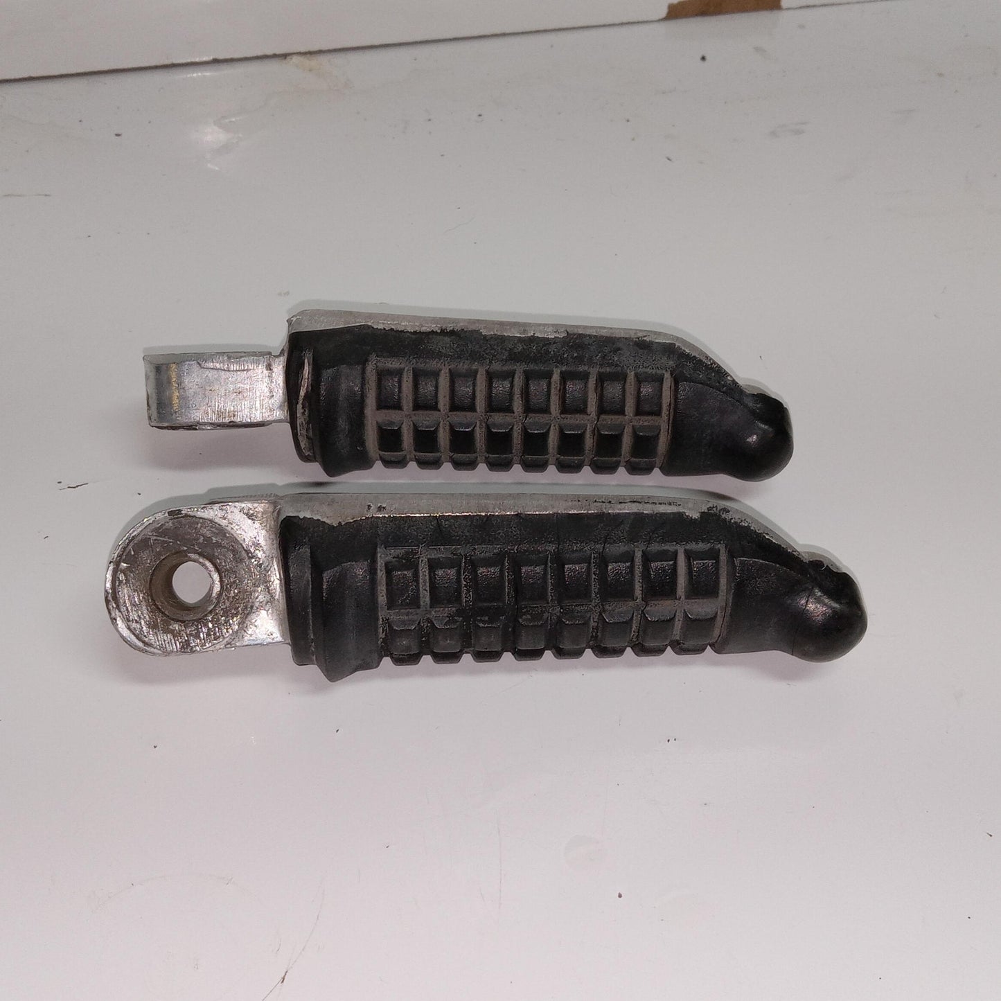 88-06 SUZUKI KATANA 600 OEM FOOT RESTS PEGS STEPS SET PAIR 43531-19C00