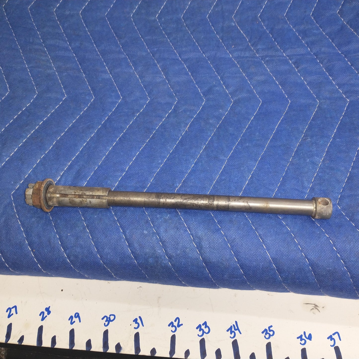 YAMAHA FRONT WHEEL RIM AXLE PIVOT BOLT 401-25181-01-00