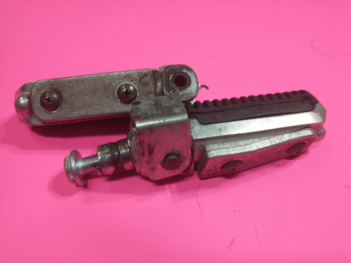 1995 SUZUKI BANDIT 600 OEM FRONT FOOT RESTS PEGS STEPS SET PAIR