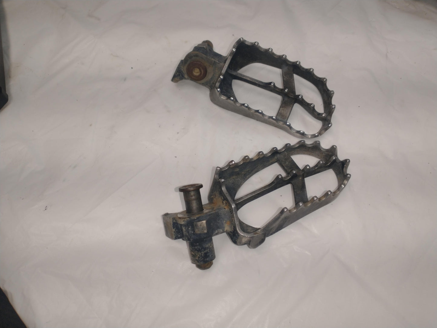 2002 YAMAHA YZ250F OEM LEFT RIGHT FOOT RESTS PEGS