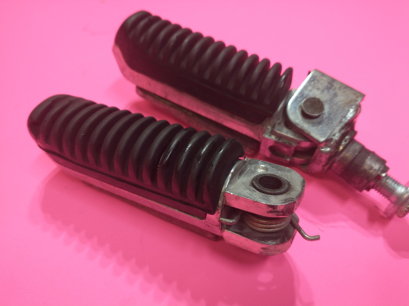 1995 SUZUKI  BANDIT 600 OEM FRONT FOOT RESTS PEGS STEPS SET PAIR