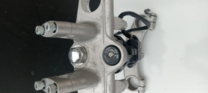 1996 SUZUKI BANDIT 600 OEM FRONT FORKS CLAMP LOWER TRIPLE TREE STEM