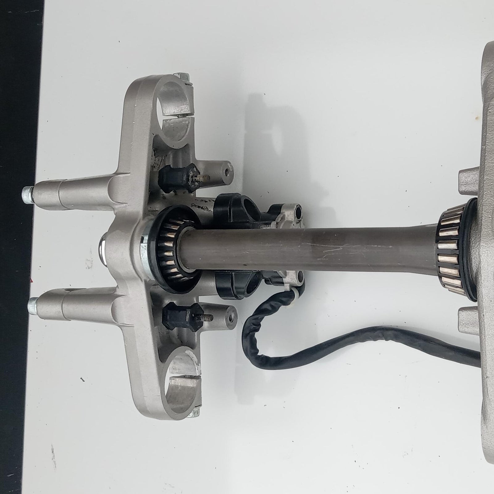 1996 SUZUKI BANDIT 600 OEM FRONT FORKS CLAMP LOWER TRIPLE TREE STEM