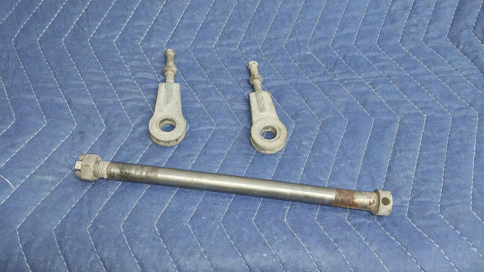 YAMAHA REAR AXLE BACK WHEEL RIM PIVOT BOLT AXEL 401-25381-00-00