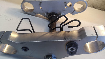 2005 SUZUKI BOULEVARD OEM FRONT FORKS CLAMP UPPER AND LOWER TRIPLE TREE STEM