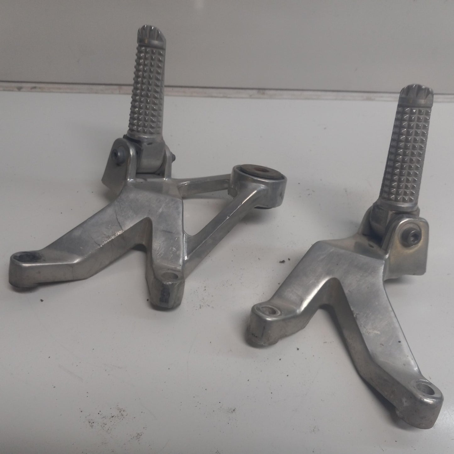1997 YAMAHA YZF750R OEM REAR BACK PASSENGER PEG SET PAIR