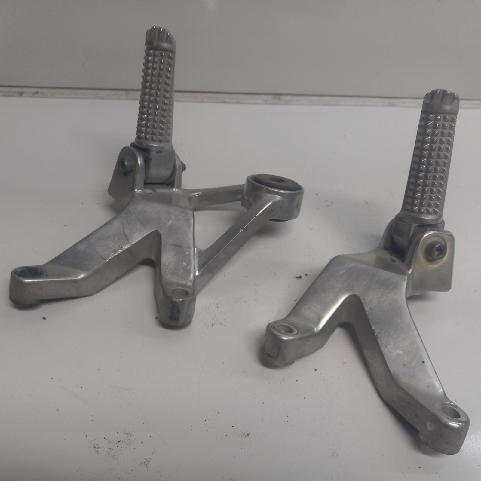 1997 YAMAHA YZF750R OEM REAR BACK PASSENGER PEG SET PAIR