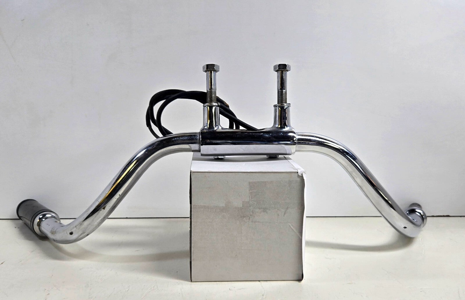 Harley-Davidson Flathead/Panhead/Shovelhead OEM Handlebars w/ Mount