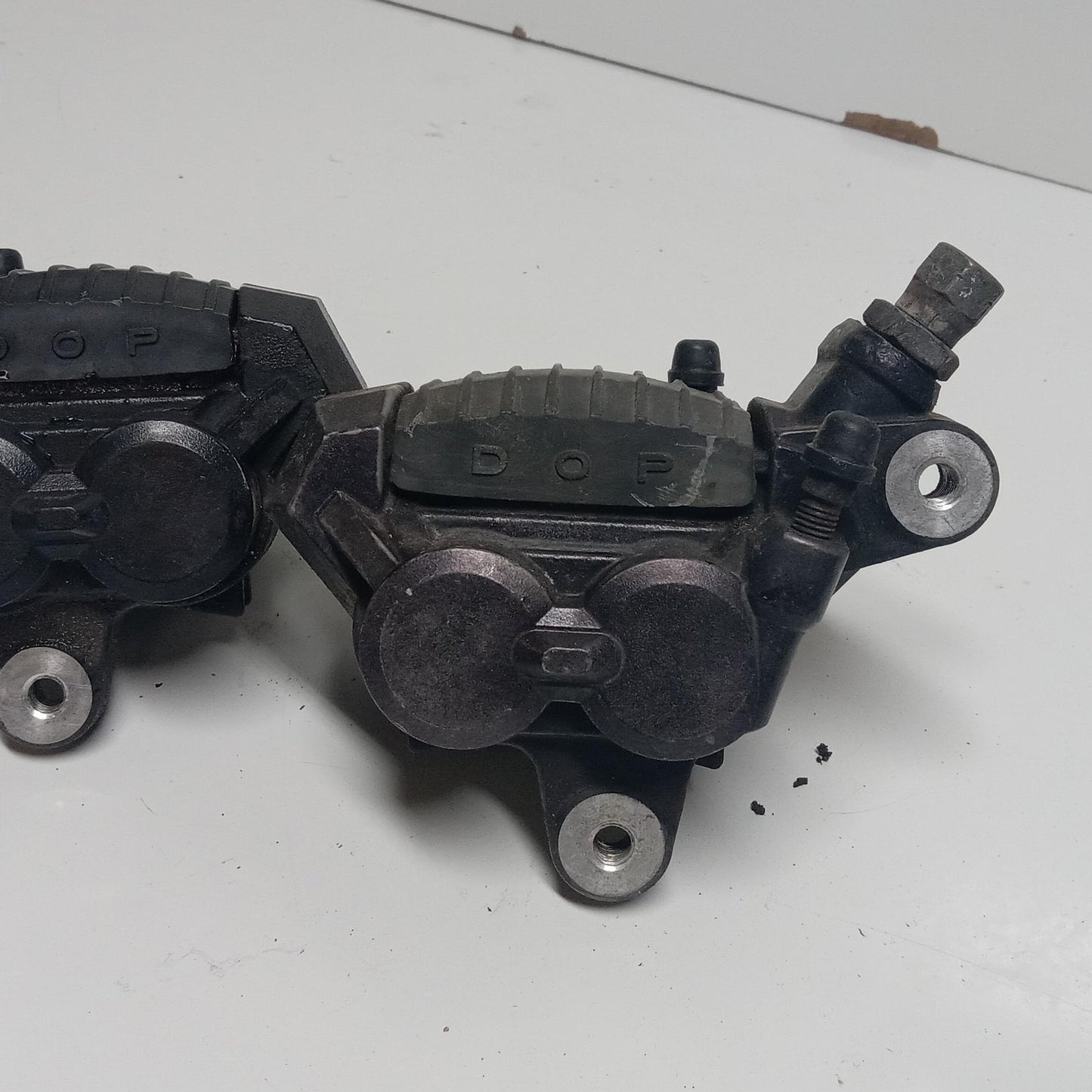 1993 SUZUKI GSXR600W OEM RIGHT LEFT FRONT BRAKE CALIPER SET PAIR CALIPERS