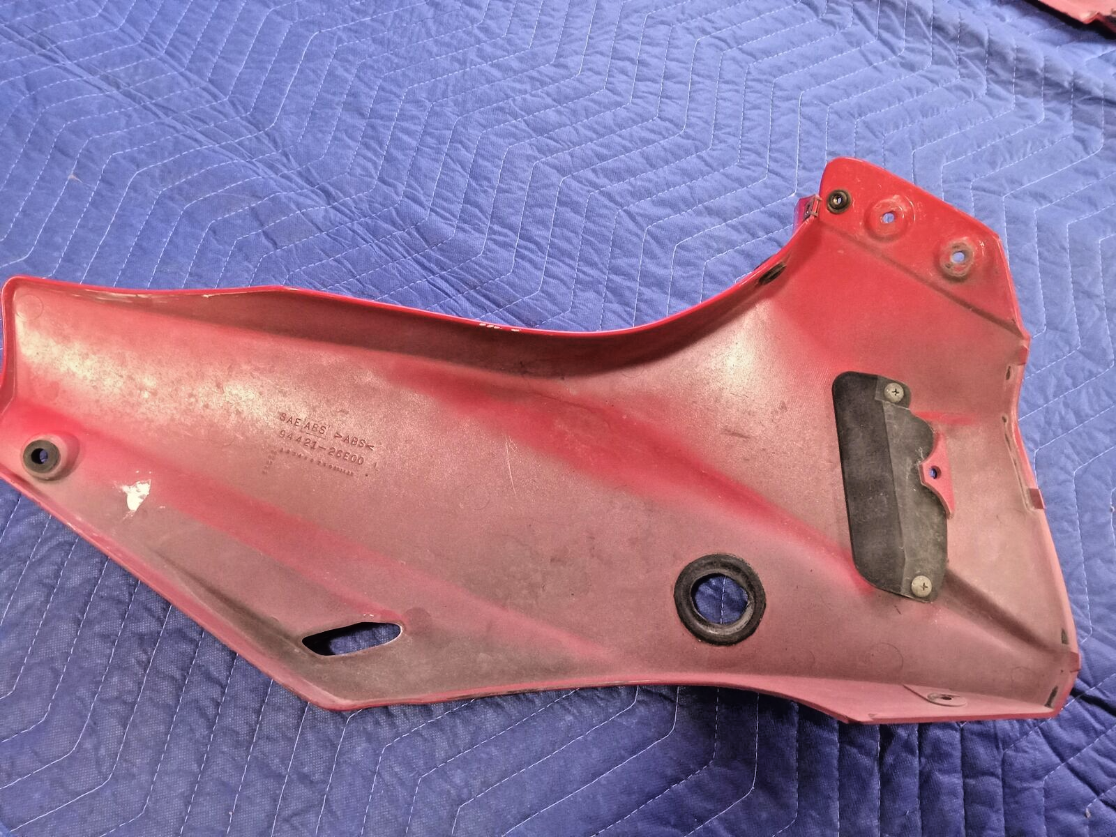 1995 SUZUKI  BANDIT600 OEM RED RIGHT FRONT UPPER NOSE FAIRING COWL SHROUD