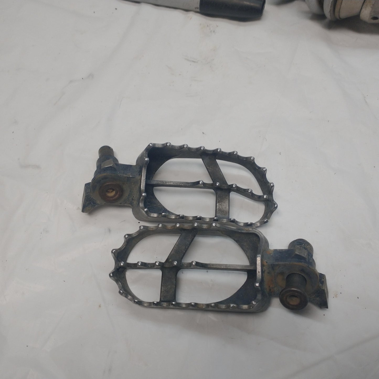 2002 YAMAHA YZ250F OEM LEFT RIGHT FOOT RESTS PEGS 