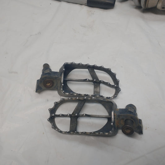 2002 YAMAHA YZ250F OEM LEFT RIGHT FOOT RESTS PEGS 