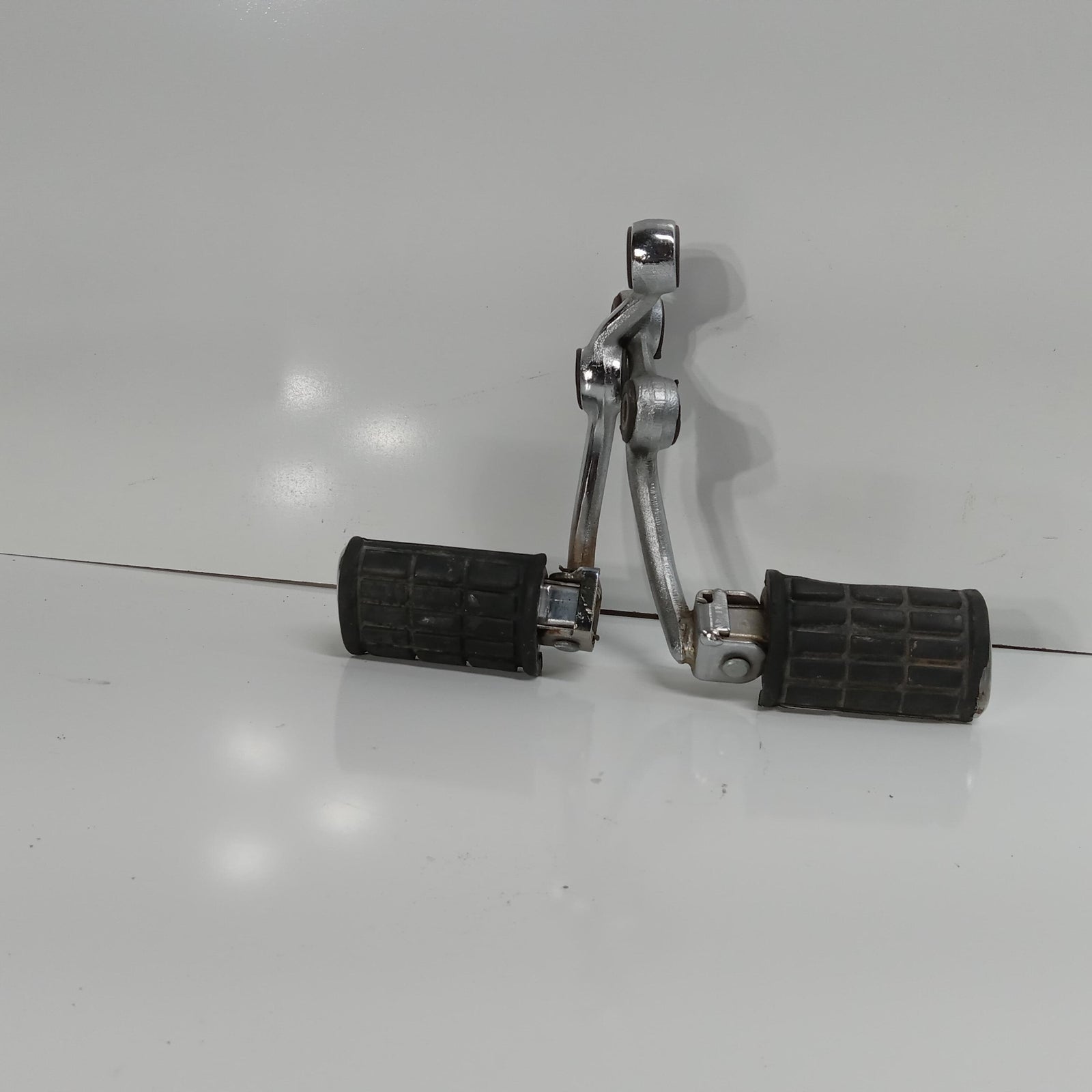 1981 YAMAHA VIRAGO 750 CHROME OEM FRONT FOOT RESTS PEGS STEPS SET PAIR