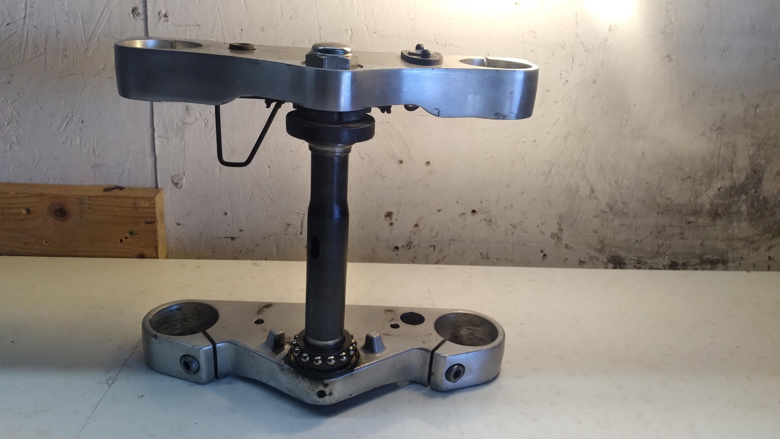 2005 SUZUKI BOULEVARD OEM FRONT FORKS CLAMP UPPER AND LOWER TRIPLE TREE STEM