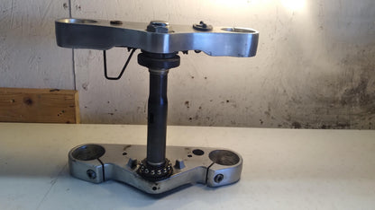 2005 SUZUKI BOULEVARD OEM FRONT FORKS CLAMP UPPER AND LOWER TRIPLE TREE STEM