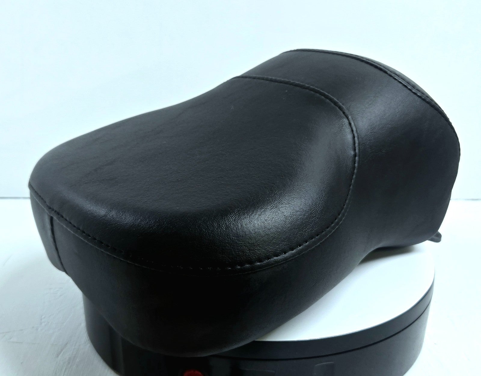 HARLEY DAVIDSON GENUINE FLHR ROAD KING REAR PASSENGER PILLION SEAT