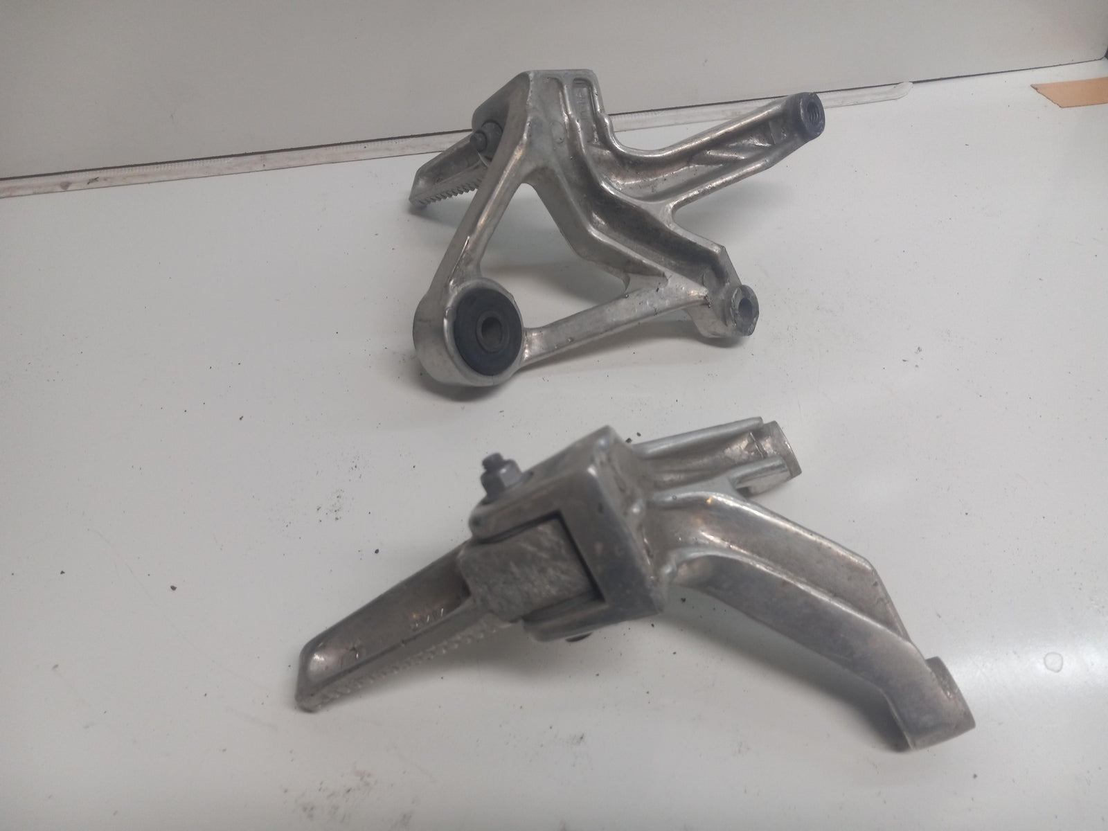 1997 YAMAHA YZF750R OEM REAR BACK PASSENGER PEG SET PAIR