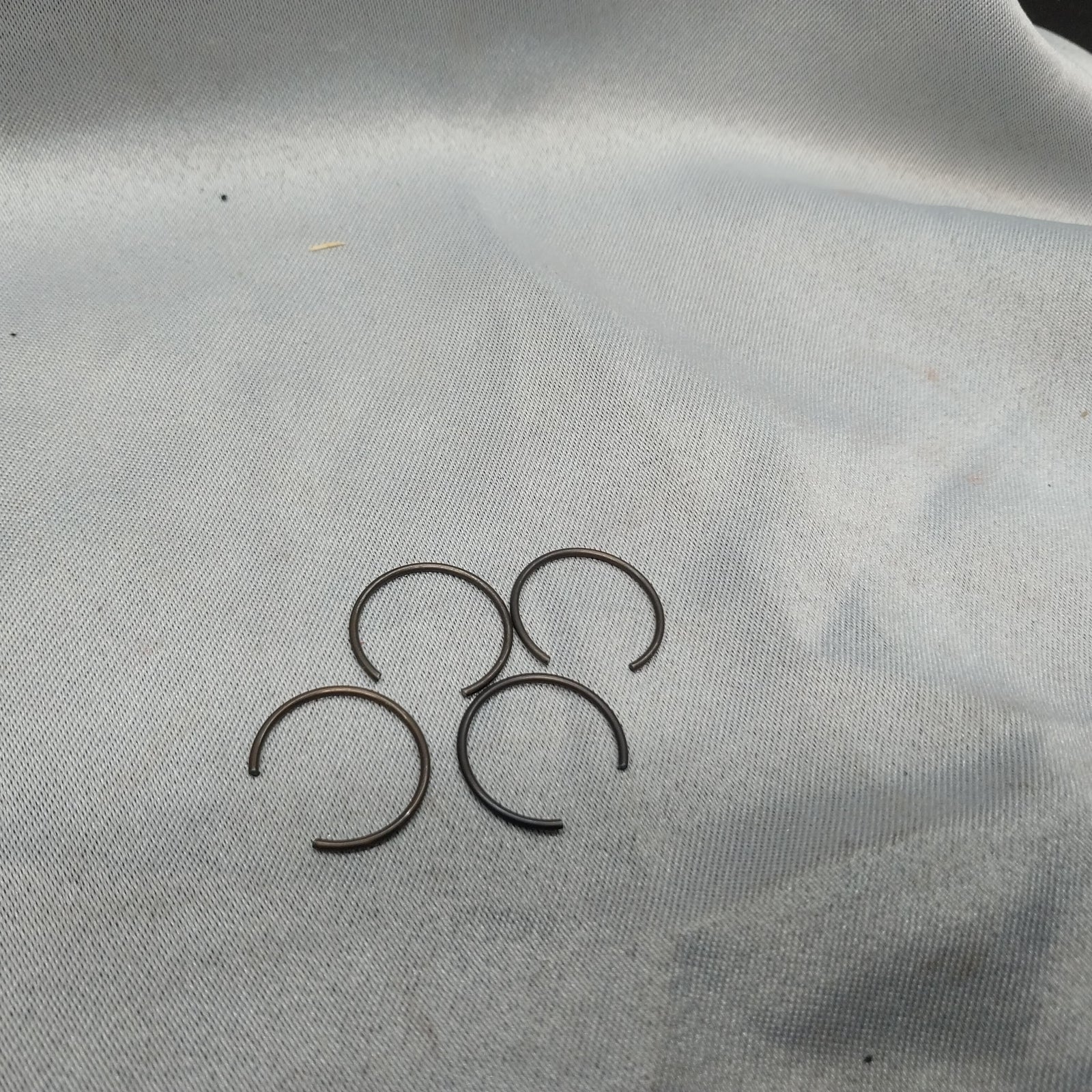 OEM NEW GENUINE SUZUKI 09381-18002 CRANKSHAFT CIRCLIP T500 4 ct