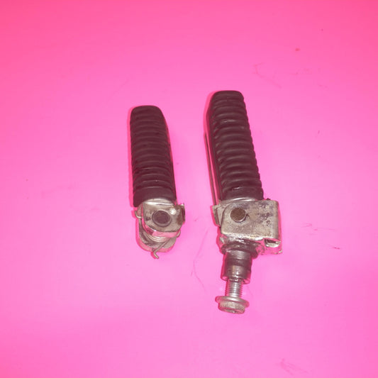 1995 SUZUKI  BANDIT 600 OEM FRONT FOOT RESTS PEGS STEPS SET PAIR