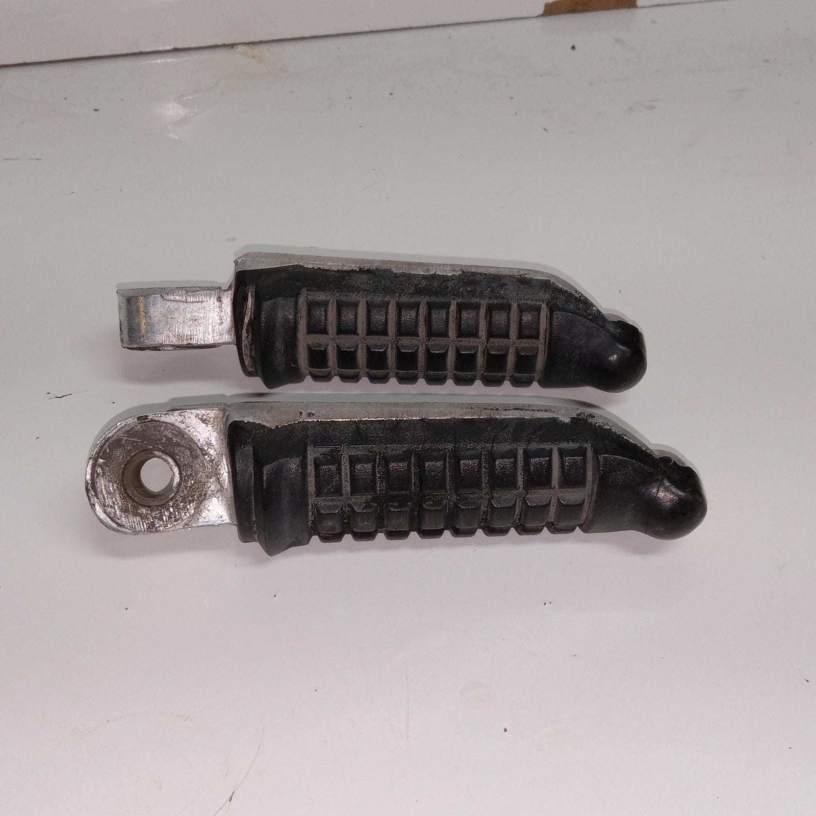 88-06 SUZUKI KATANA 600 OEM FOOT RESTS PEGS STEPS SET PAIR 43531-19C00