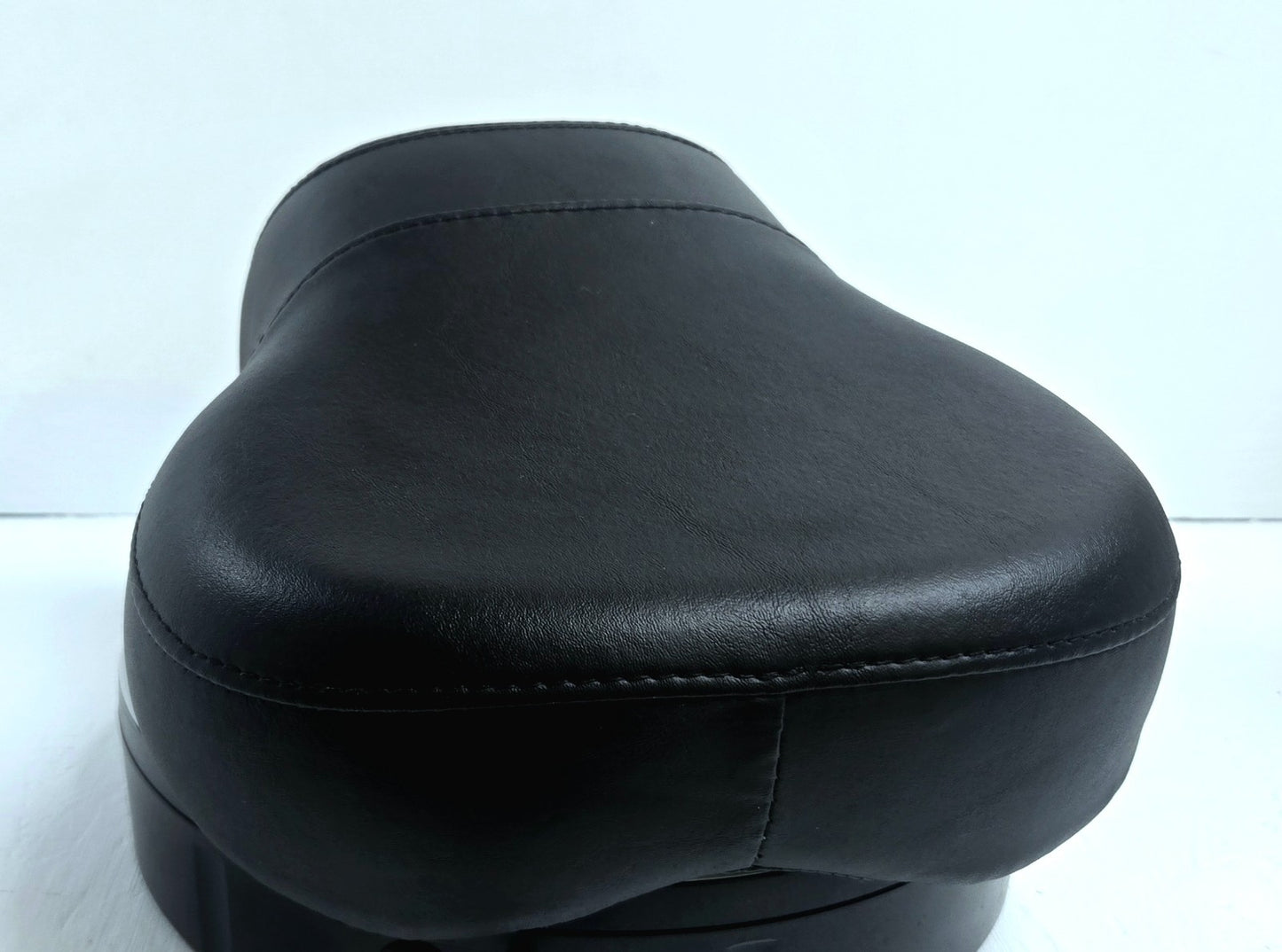 HARLEY DAVIDSON GENUINE FLHR ROAD KING REAR PASSENGER PILLION SEAT