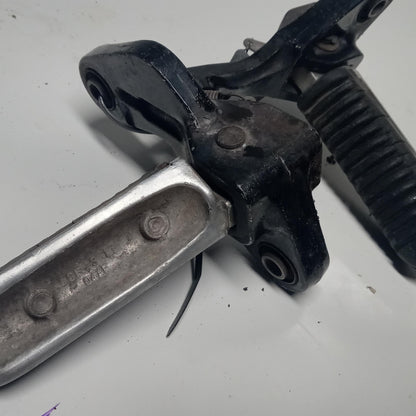 1993 SUZUKI GSXR600W OEM FRONT FOOT RESTS PEGS STEPS SET PAIR