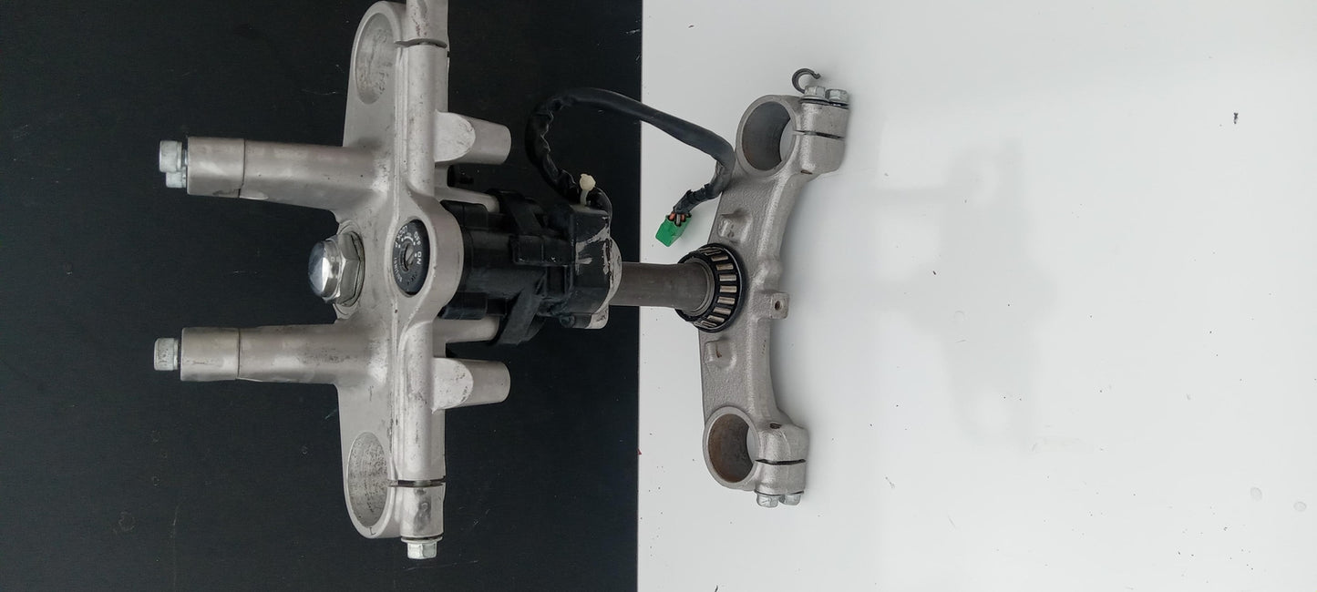 1996 SUZUKI BANDIT 600 OEM FRONT FORKS CLAMP LOWER TRIPLE TREE STEM