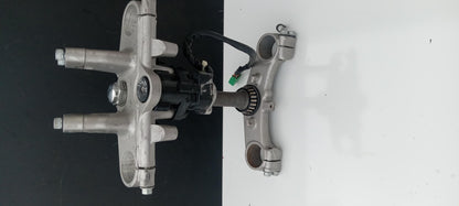 1996 SUZUKI BANDIT 600 OEM FRONT FORKS CLAMP LOWER TRIPLE TREE STEM