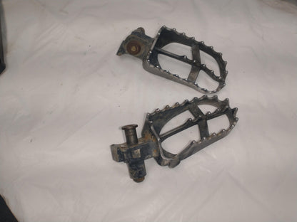 2002 YAMAHA YZ250F OEM LEFT RIGHT FOOT RESTS PEGS 