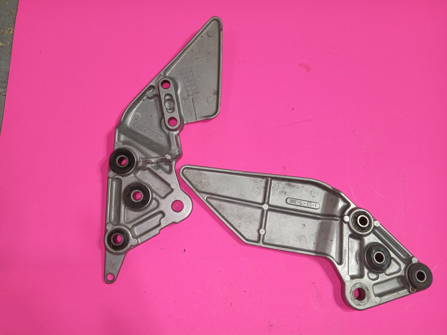 1995 SUZUKI BANDIT 600 OEM LEFT RIGHT REARSET REAR SET DRIVER PEG BRACKETS