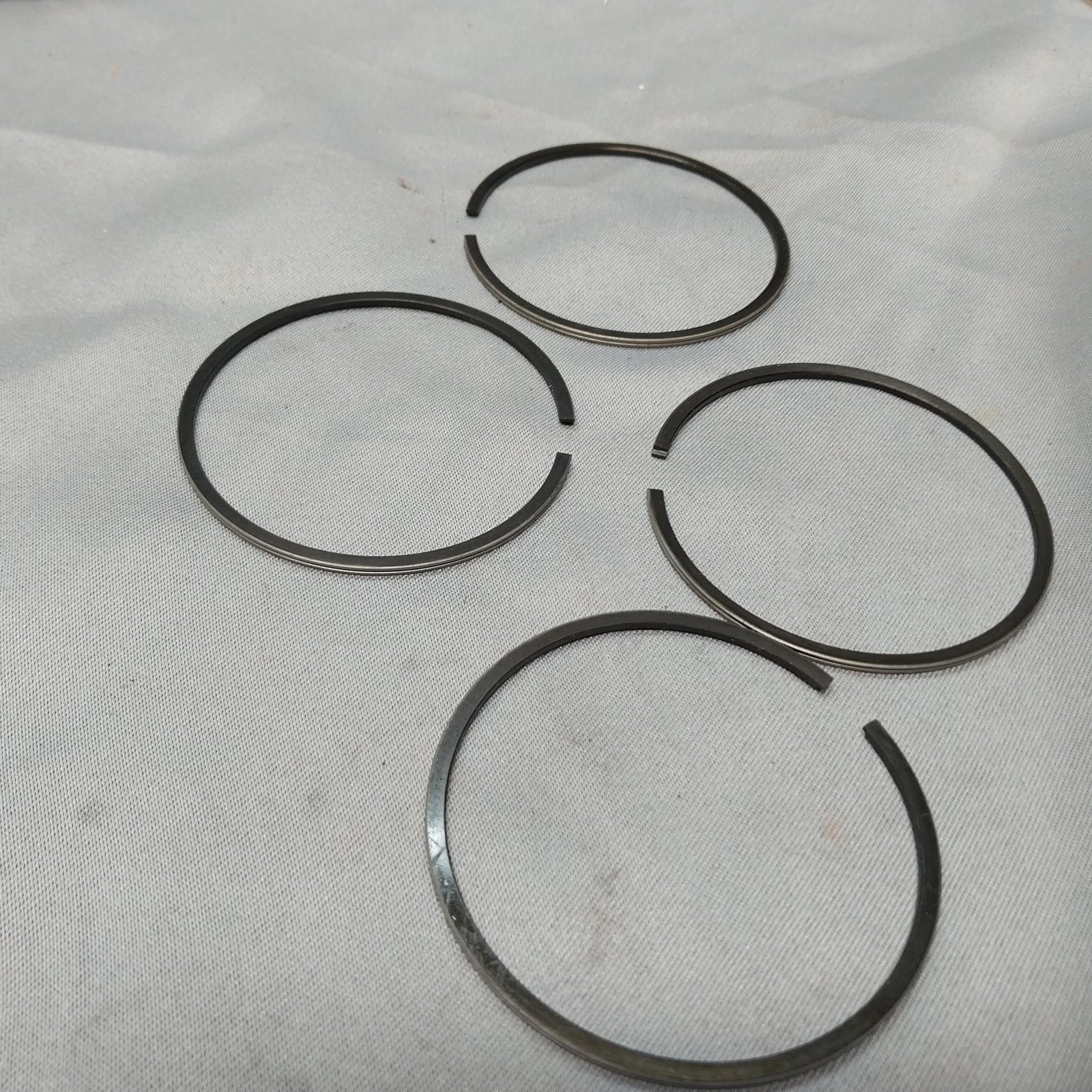 ORIGINAL SUZUKI T500 TM250 TS250 PISTON RING SET  12140-15011
