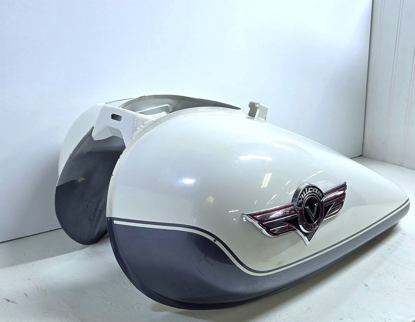 97 Kawasaki Vulcan 1500 OEM Fuel Tank Alpine White/Chateau Grey 51080-5296