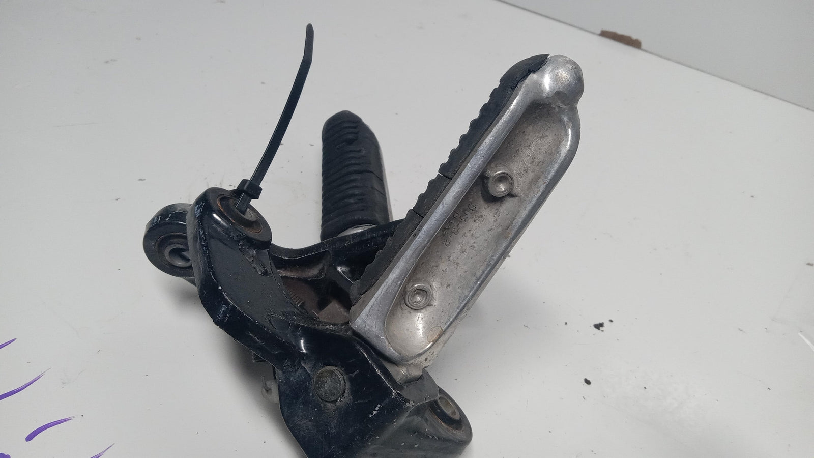 1993 SUZUKI GSXR600W OEM FRONT FOOT RESTS PEGS STEPS SET PAIR